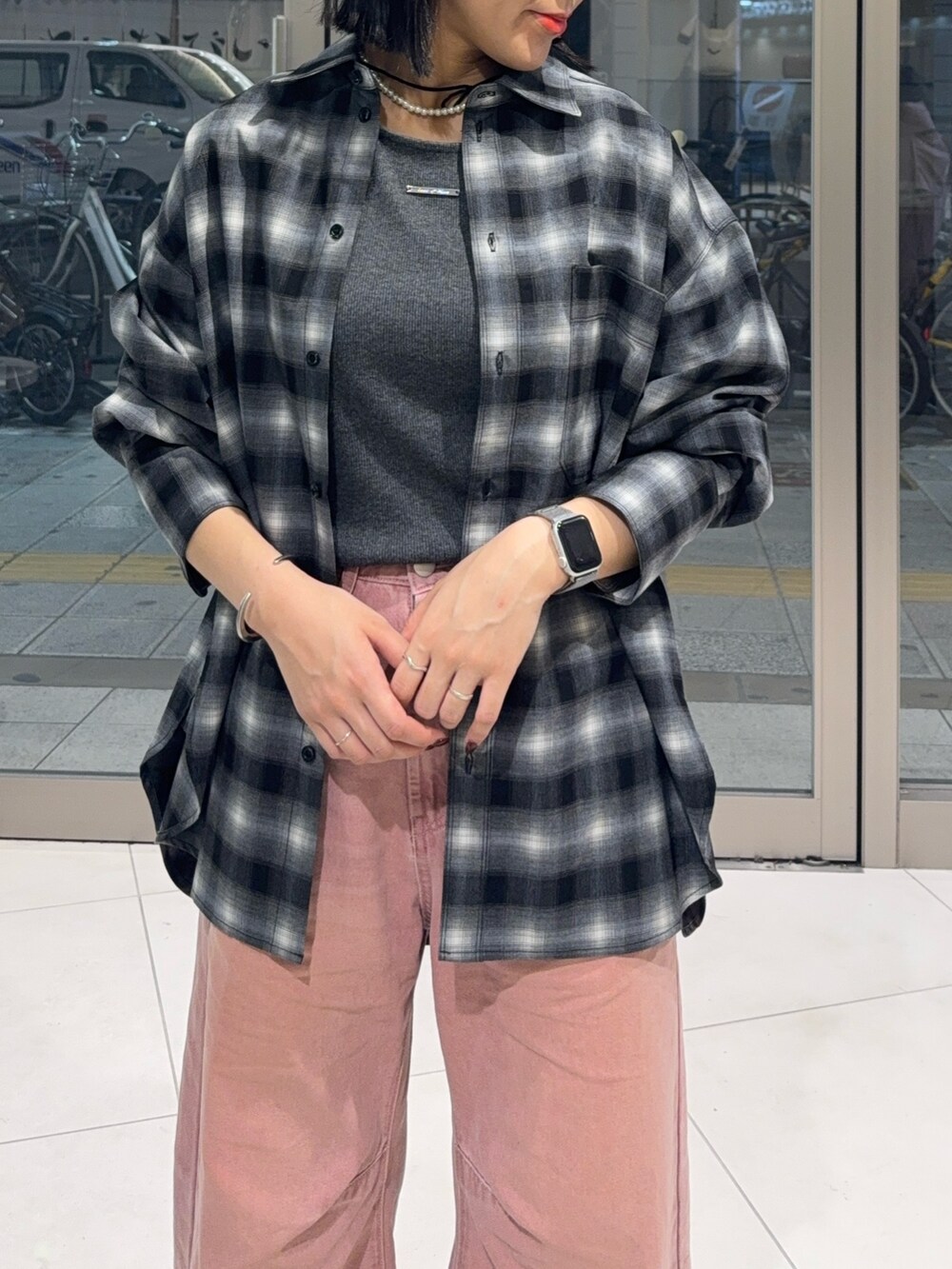 ブラック系のシャツ/ブラウス、ピンク系のデニムパンツ、グレー系のTシャツ/カットソーを着用したレディースの秋コーディネートの3枚目の写真