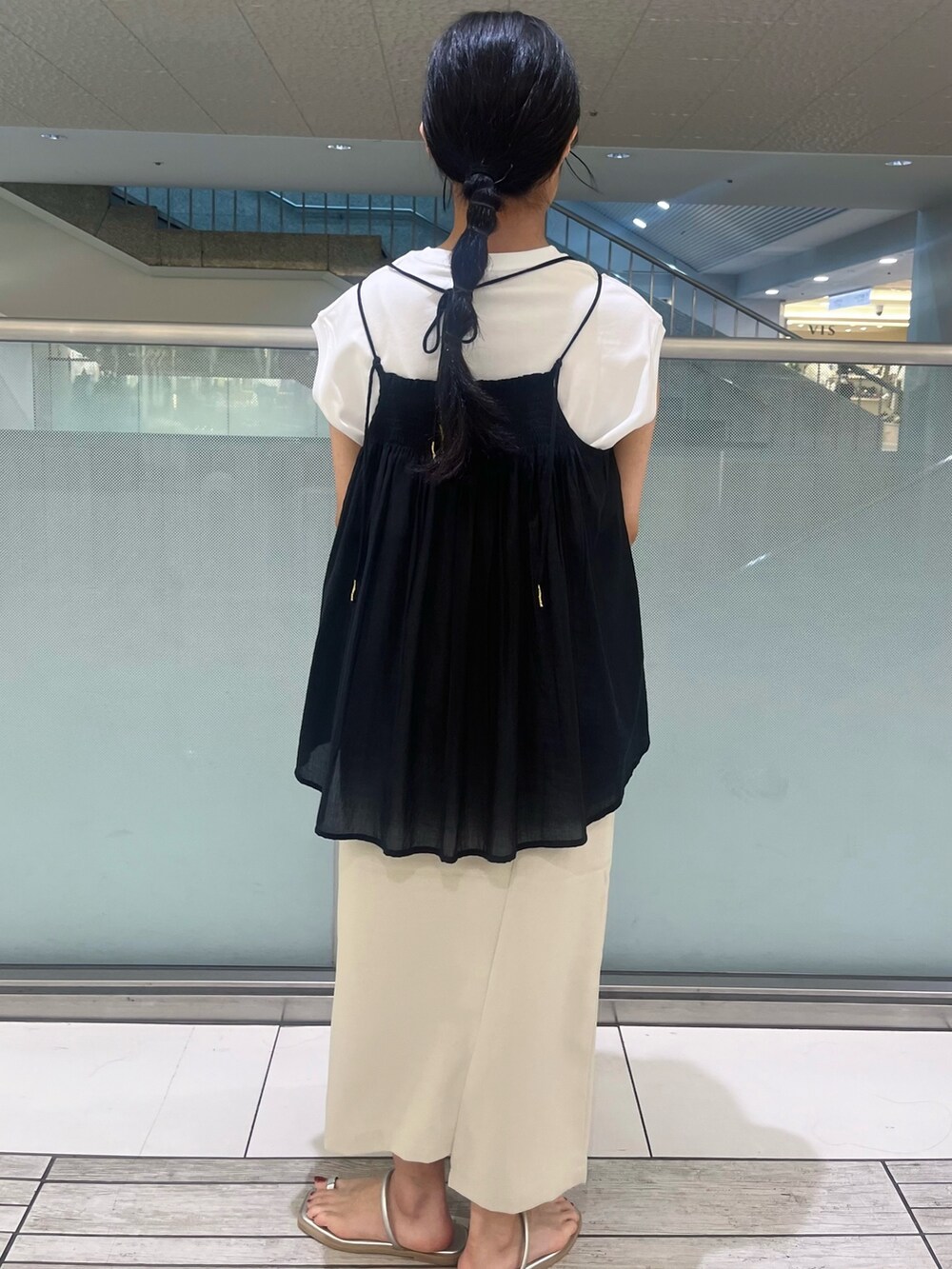 ベージュ系のスカート、ブラック系のキャミソール、ホワイト系のTシャツ/カットソーを着用したレディースの夏コーディネートの4枚目の写真