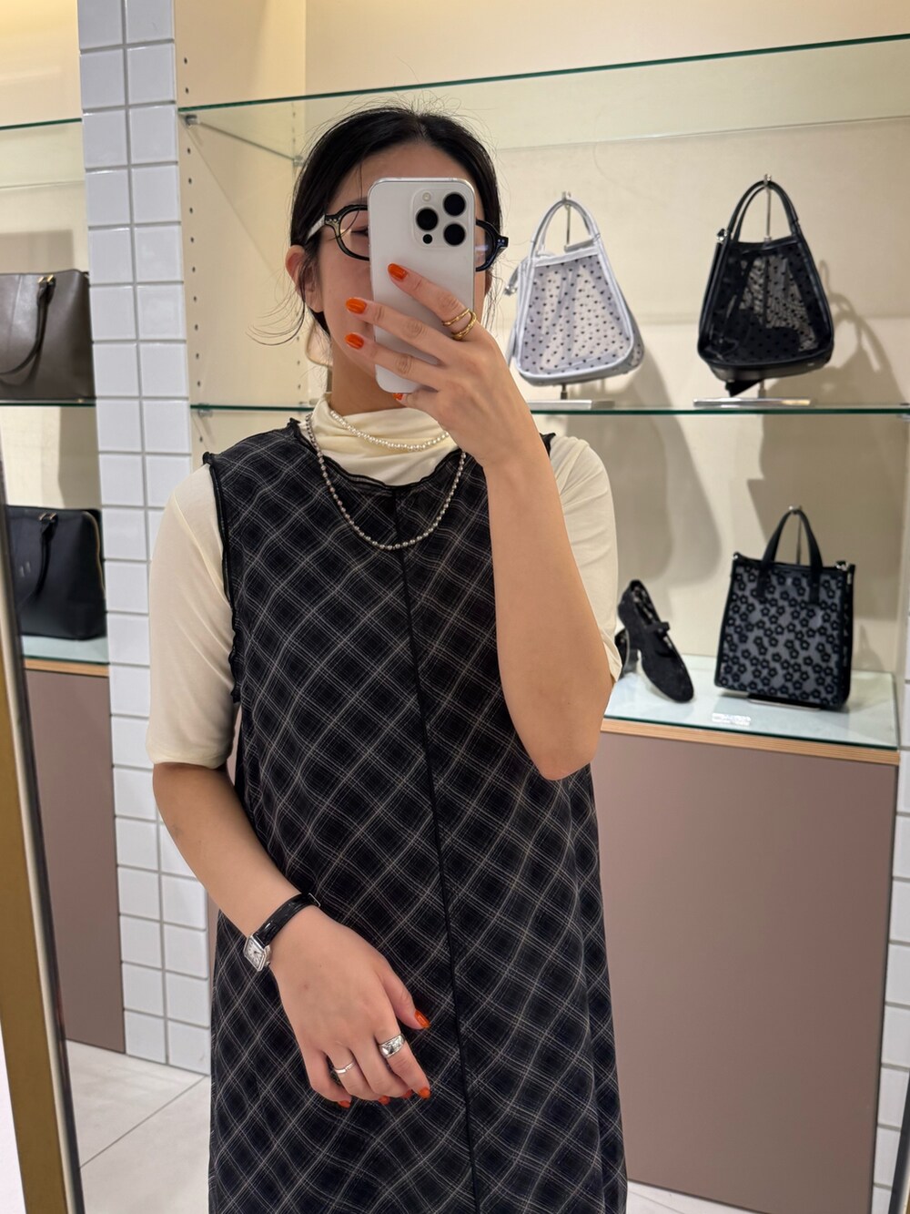 ブラック系のワンピース、ホワイト系のTシャツ/カットソー、ブラウン系のバレエシューズを着用したレディースの春コーディネートの5枚目の写真