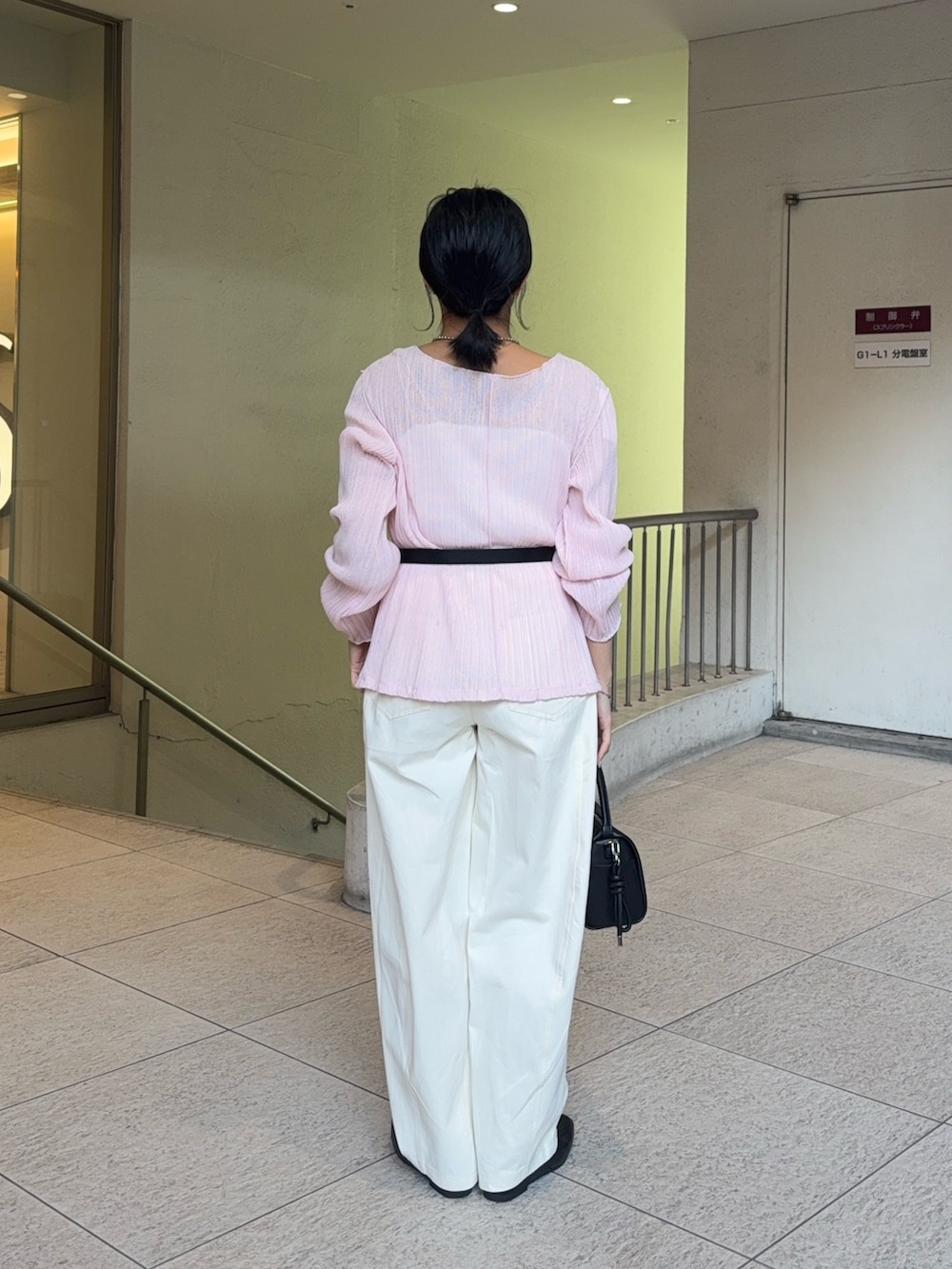 ピンク系のTシャツ/カットソー、ホワイト系のその他パンツ、ブラック系のローファーを着用したレディースの冬コーディネートの3枚目の写真