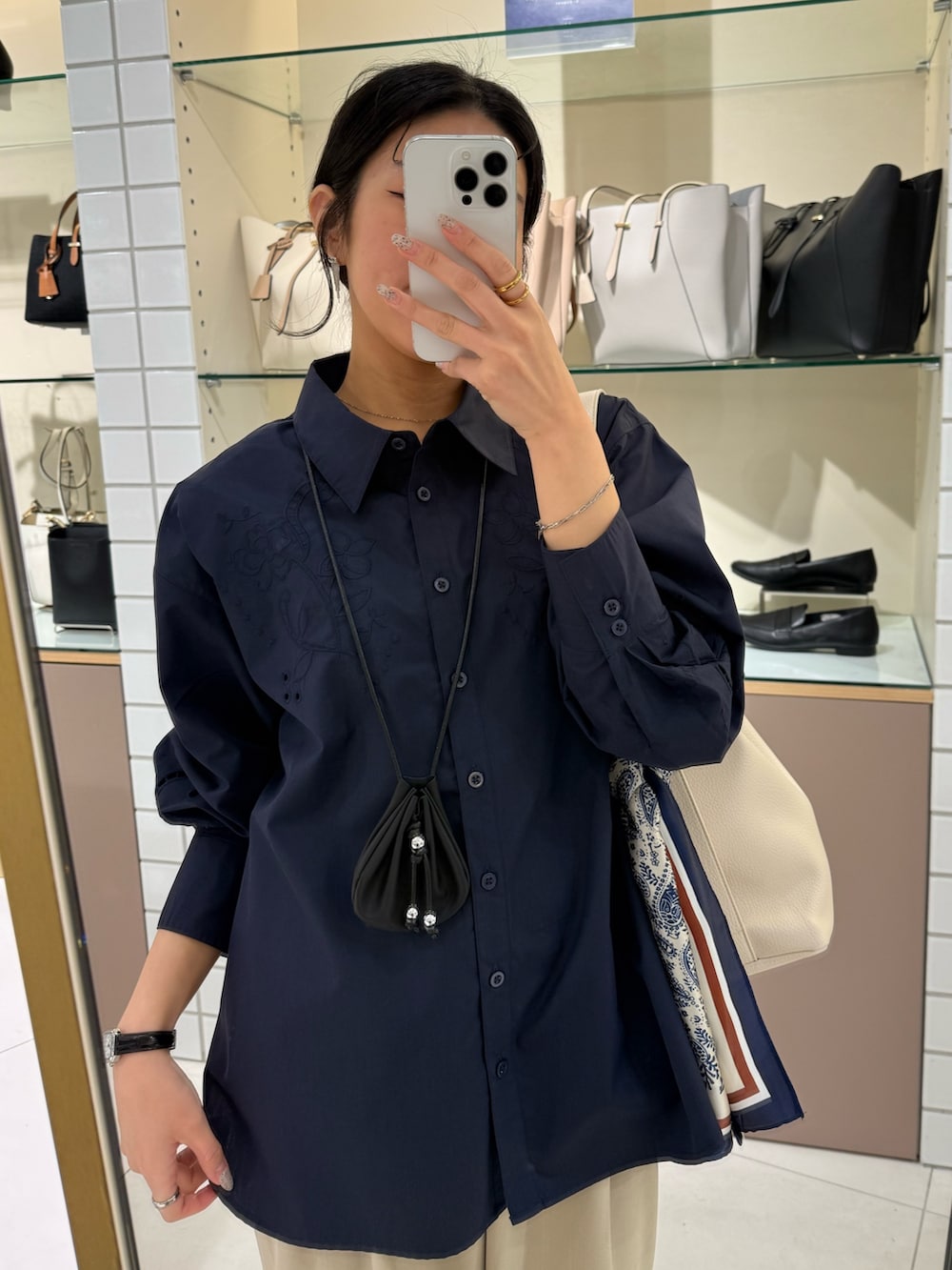 ブルー系のシャツ/ブラウス、ベージュ系のショルダーバッグ、ベージュ系のその他パンツを着用したレディースの春コーディネートの4枚目の写真