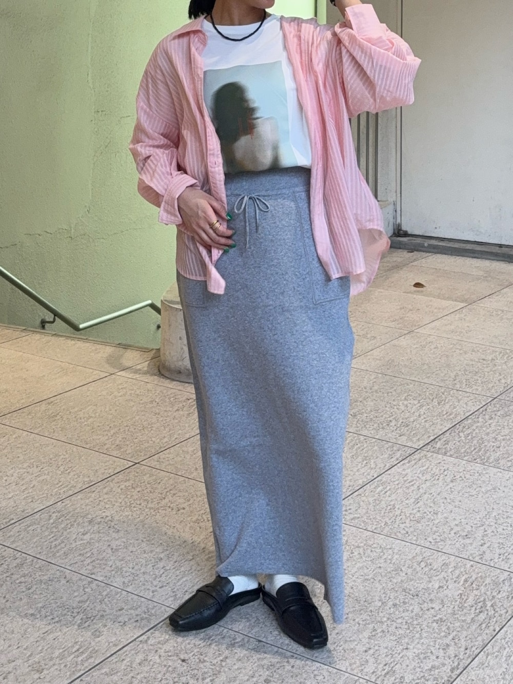グレー系のスカート、ブラック系のローファー、ピンク系のシャツ/ブラウスを着用したレディースの春コーディネートの4枚目の写真