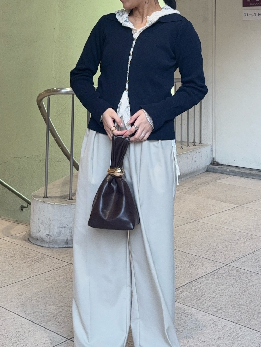 ブルー系のカーディガン/ボレロ、ホワイト系のその他トップス、ベージュ系のスラックスを着用したレディースの冬コーディネートの2枚目の写真