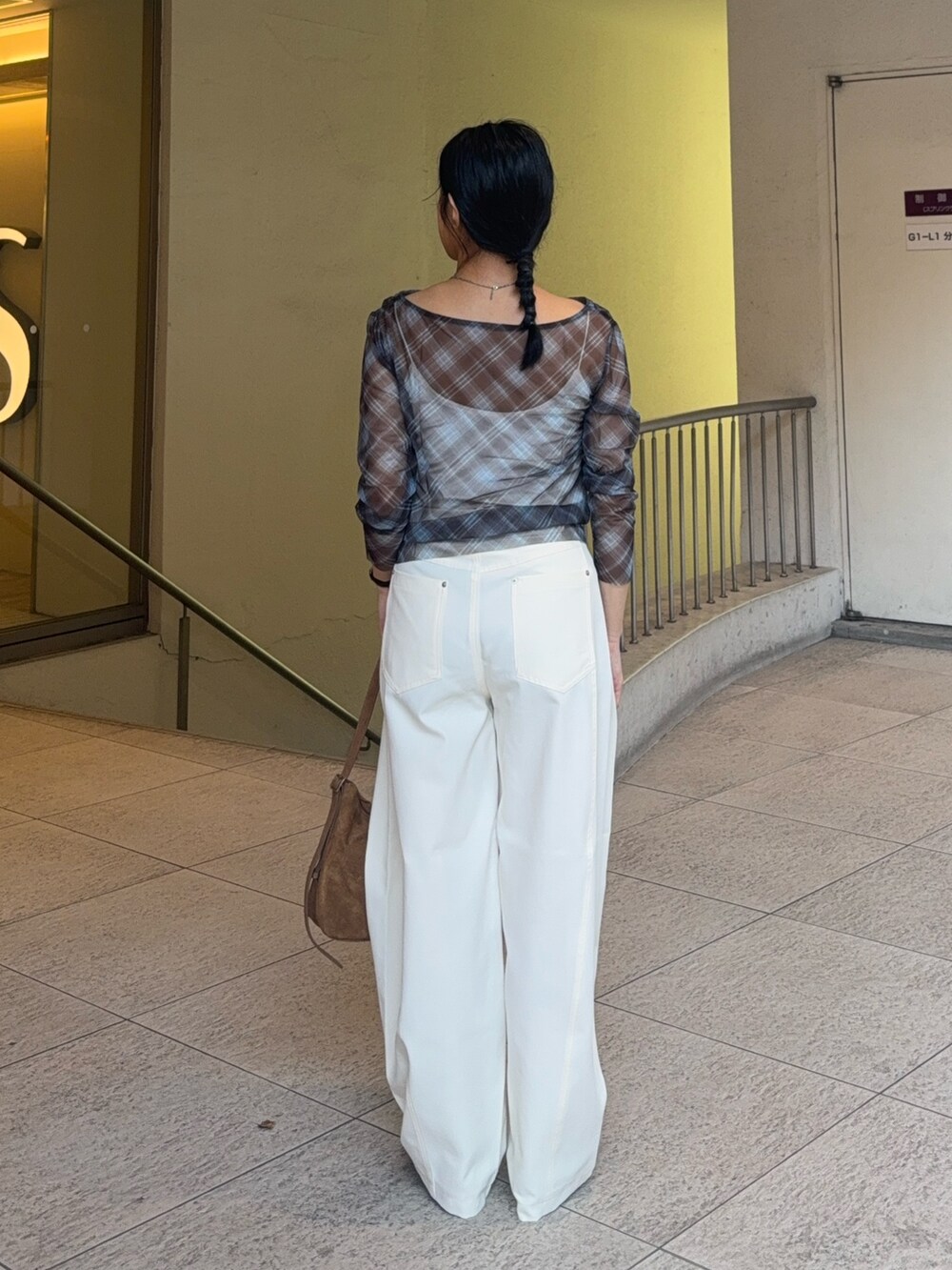 ブラウン系のその他トップス、ホワイト系のその他パンツ、ブラック系のその他シューズを着用したレディースの秋コーディネートの2枚目の写真