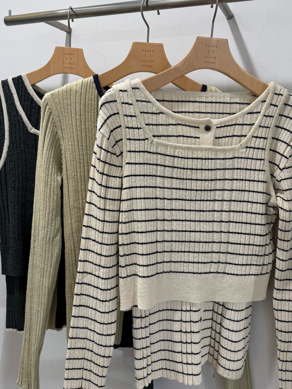 ブラウン系のその他アウター、ホワイト系のニット/セーター、ベージュ系のデニムパンツを着用したレディースの冬コーディネートの6枚目の写真