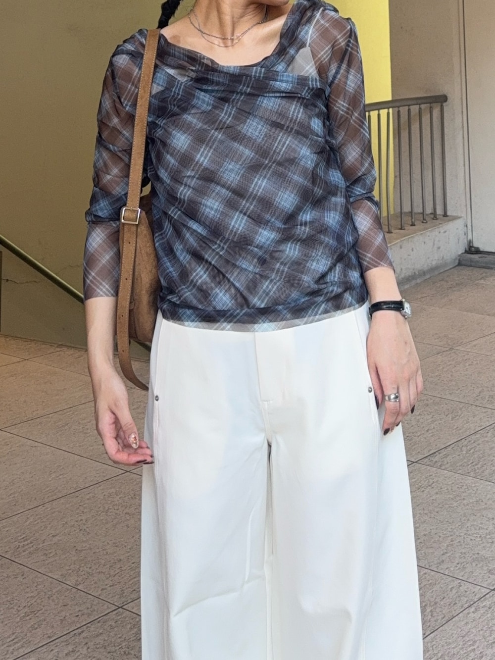 ブラウン系のその他トップス、ホワイト系のその他パンツ、ブラック系のその他シューズを着用したレディースの秋コーディネートの3枚目の写真