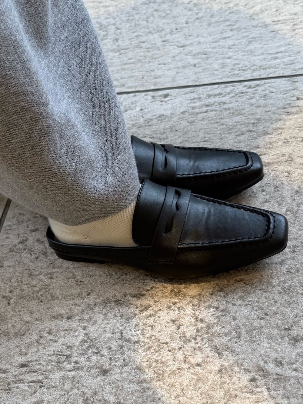 グレー系のスカート、ブラック系のローファー、ピンク系のシャツ/ブラウスを着用したレディースの春コーディネートの7枚目の写真