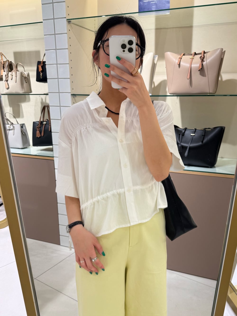 ホワイト系のシャツ/ブラウス、イエロー系のその他パンツ、ブラック系のローファーを着用したレディースの春コーディネートの4枚目の写真