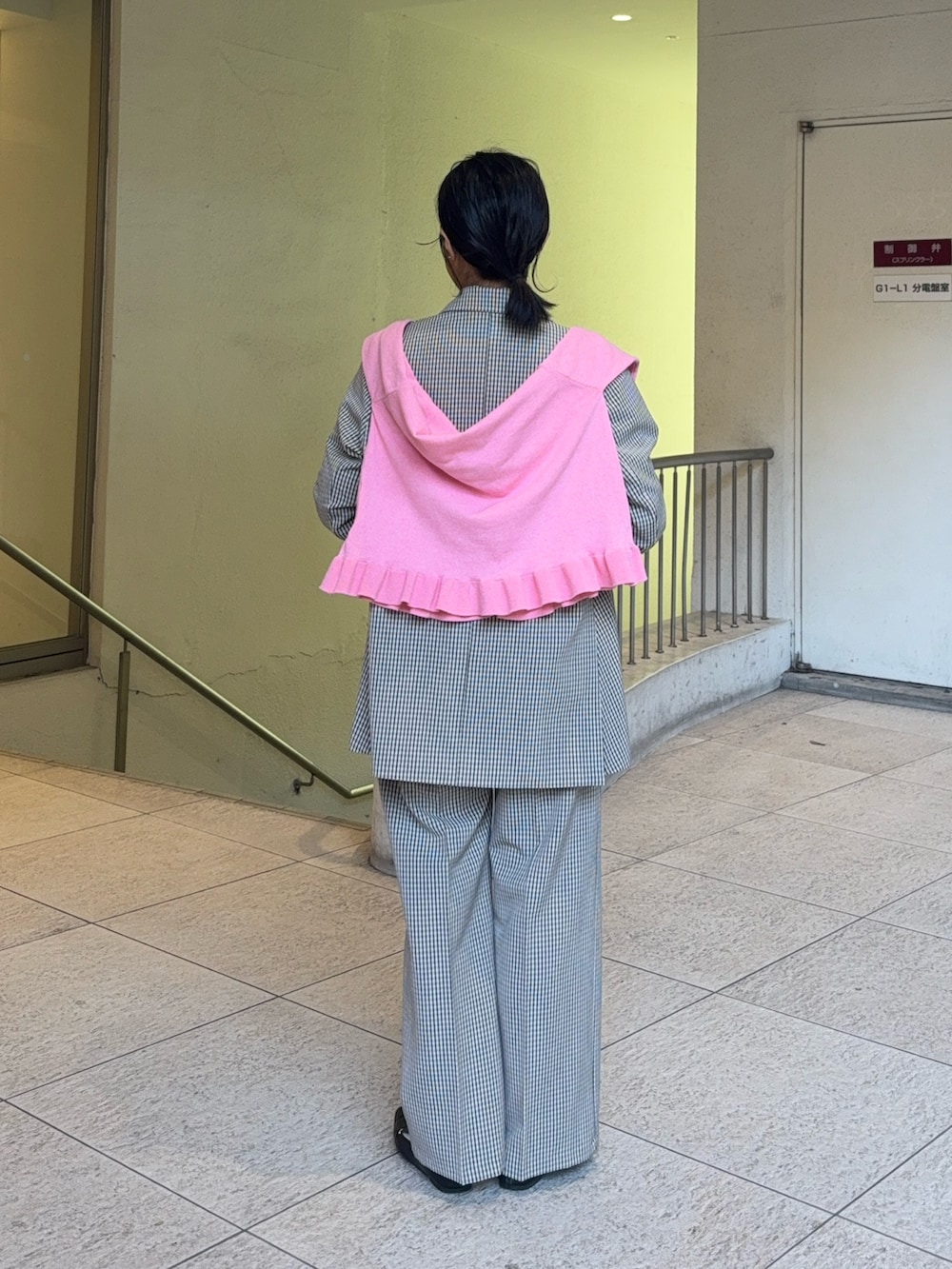 ベージュ系のテーラードジャケット、ベージュ系のスラックス、ブラック系のローファーを着用したレディースの冬コーディネートの3枚目の写真