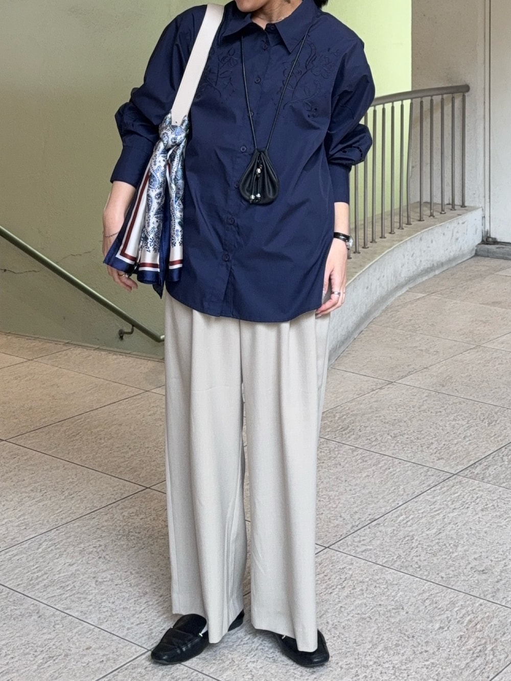 ブルー系のシャツ/ブラウス、ベージュ系のショルダーバッグ、ベージュ系のその他パンツを着用したレディースの春コーディネートの2枚目の写真