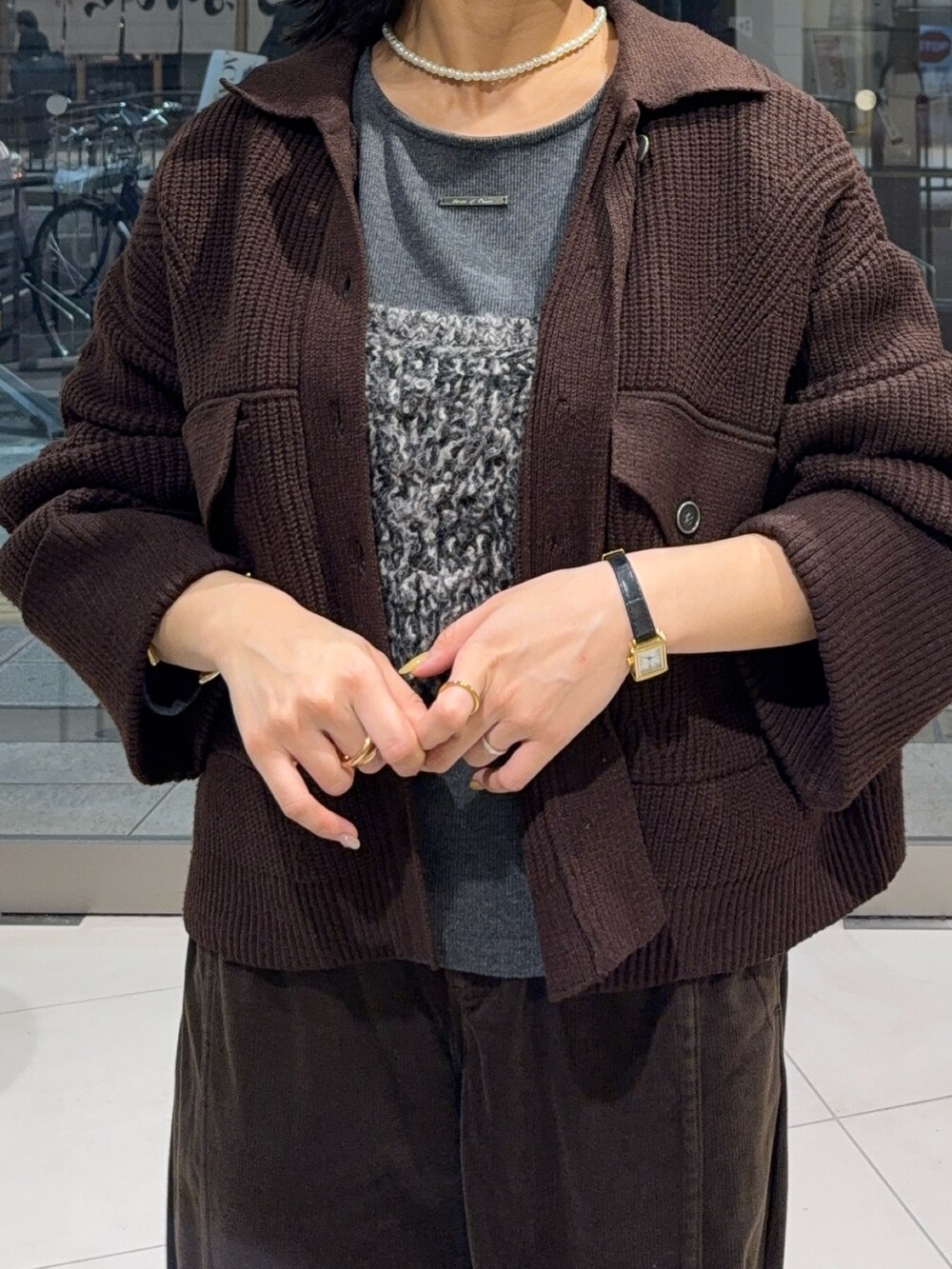 ブラウン系のその他アウター、ブラウン系のその他パンツ、ブラック系のニット/セーターを着用したレディースの秋コーディネートの4枚目の写真
