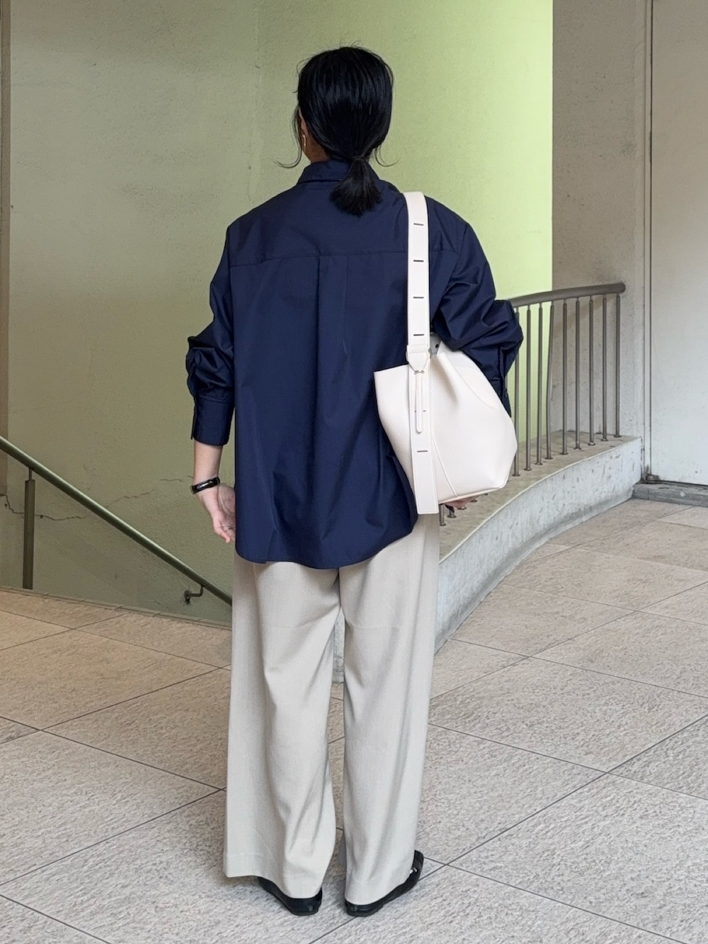 ブルー系のシャツ/ブラウス、ベージュ系のショルダーバッグ、ベージュ系のその他パンツを着用したレディースの春コーディネートの3枚目の写真