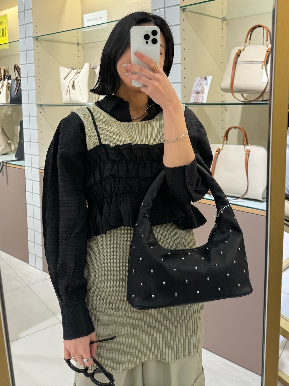 ブラック系のシャツ/ブラウス、ベージュ系のベスト、ベージュ系のその他パンツを着用したレディースの冬コーディネートの4枚目の写真