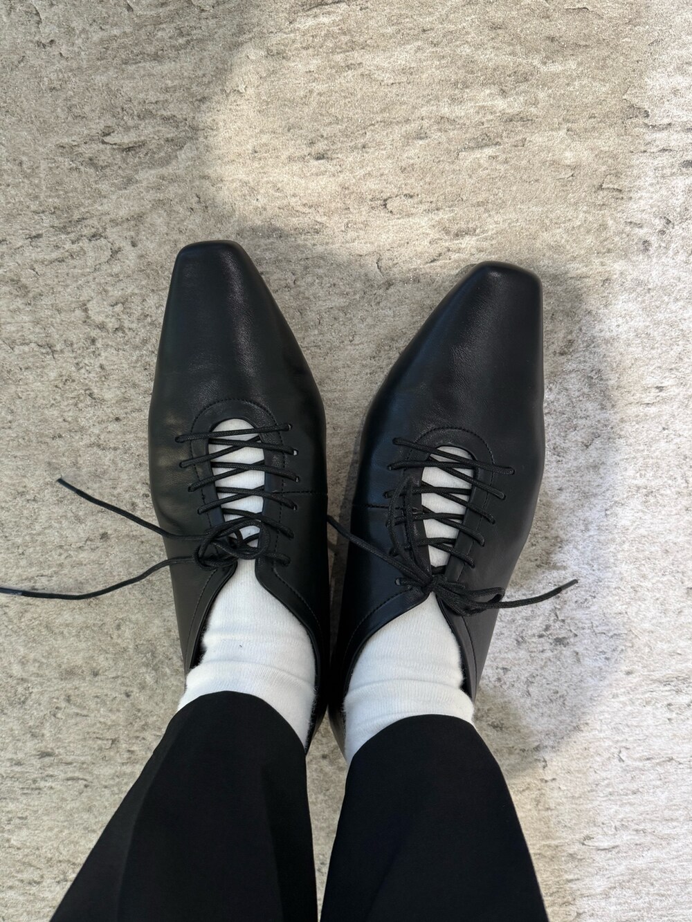 その他のTシャツ/カットソー、ブラック系のその他シューズ、ブラック系のノーカラージャケットを着用したレディースの春コーディネートの7枚目の写真