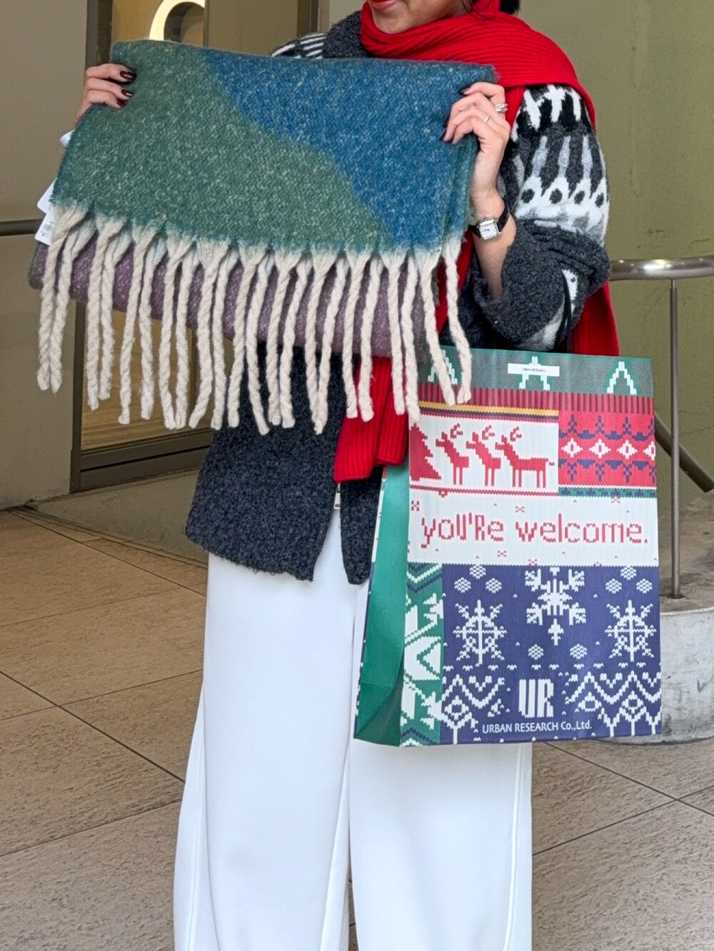 グレー系のニット/セーター、ホワイト系のその他パンツ、ブラック系のその他シューズを着用したレディースの秋コーディネートの5枚目の写真
