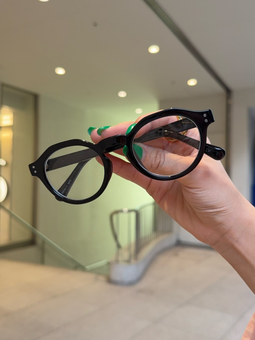 グレー系のスカート、ブラック系のローファー、ピンク系のシャツ/ブラウスを着用したレディースの春コーディネートの5枚目の写真