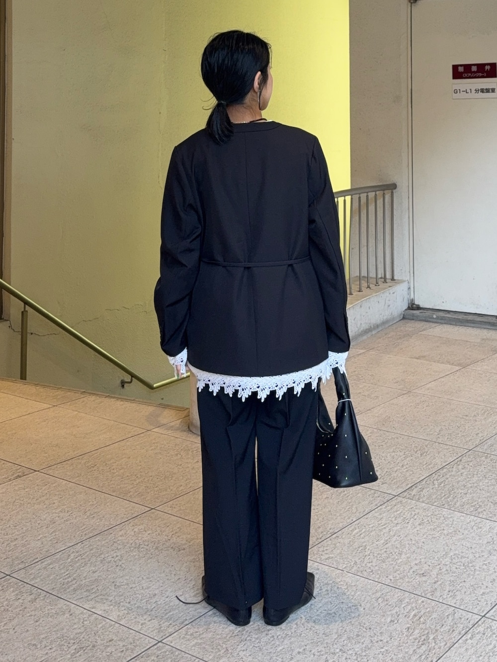 その他のTシャツ/カットソー、ブラック系のその他シューズ、ブラック系のノーカラージャケットを着用したレディースの春コーディネートの4枚目の写真