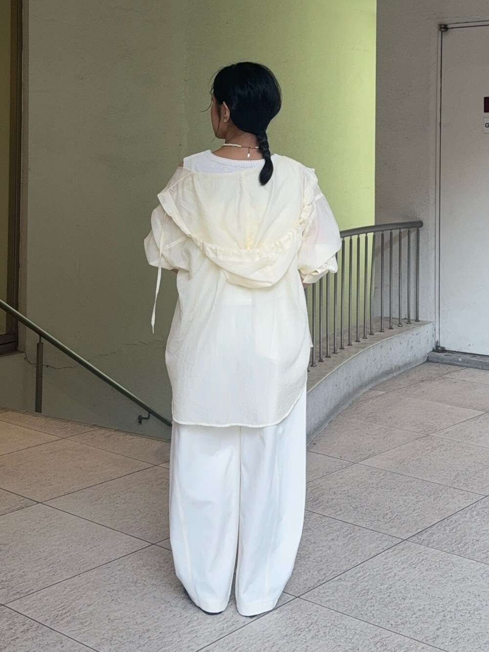 ホワイト系のニット/セーター、ホワイト系のその他パンツ、ブラック系のパンプスを着用したレディースの夏コーディネートの4枚目の写真