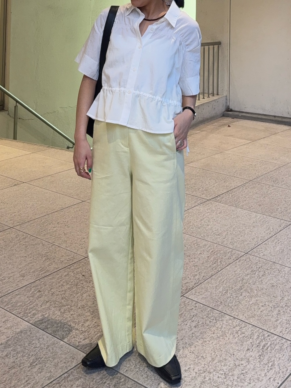 ホワイト系のシャツ/ブラウス、イエロー系のその他パンツ、ブラック系のローファーを着用したレディースの春コーディネートの2枚目の写真