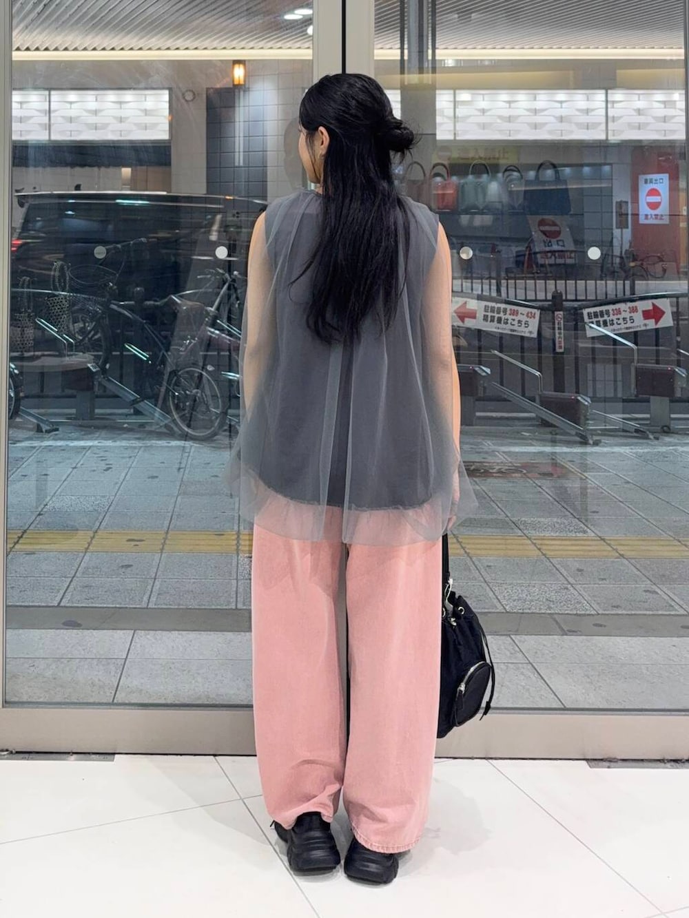 「センスオブプレイス、デニム、シンプルコーデ、低身長、senseofplace、newarrival、休日スタイル、低身長コーデ、ワイドデニム、綺麗めコーデ、お出かけコーデ、人気アイテム、新作アイテム、おすすめアイテム、バルーン」｜「SENSE OF PLACE by URBAN RESEARCHの『抗菌』『消臭』レースアップバレエスニーカー（スニーカー、ブラック系）」を使った、hanaさん（レディース・151cm）の夏コーディネートの2枚目の写真