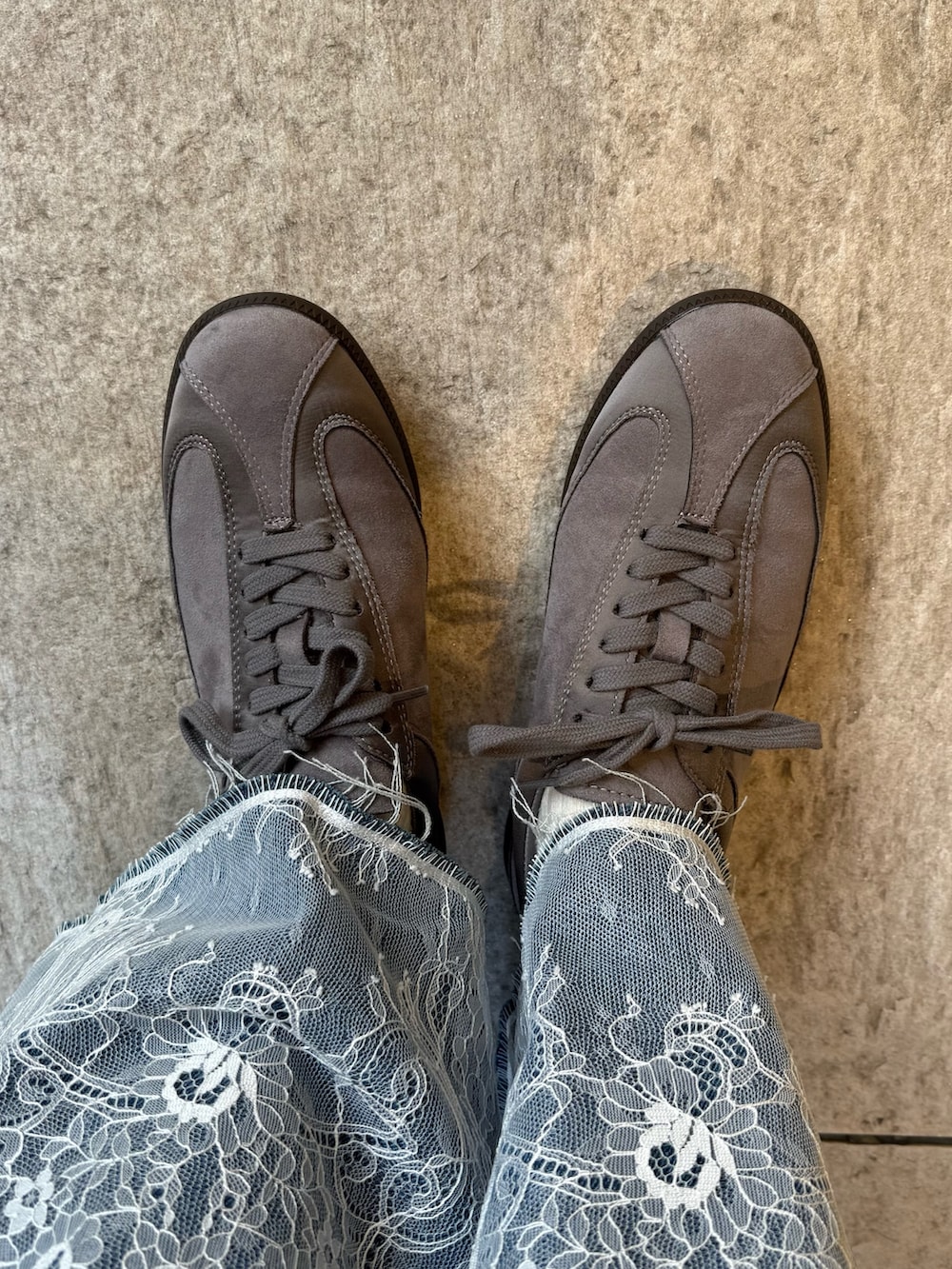 ピンク系のニット/セーター、ブルー系のデニムパンツ、ホワイト系のTシャツ/カットソーを着用したレディースの冬コーディネートの5枚目の写真