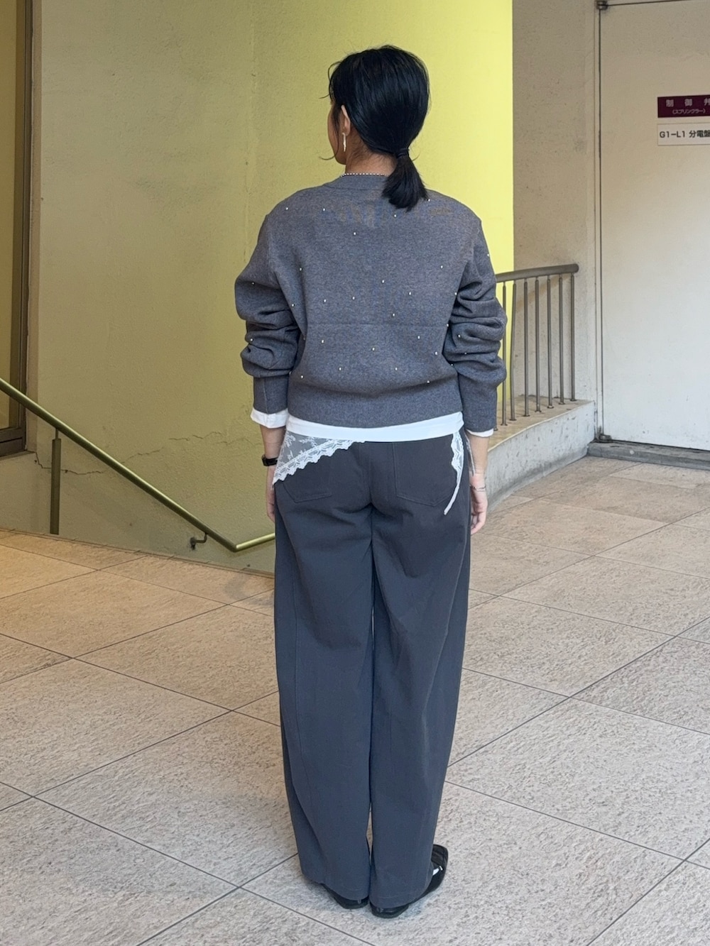 グレー系のカーディガン/ボレロ、グレー系のその他パンツ、ブラック系のローファーを着用したレディースの春コーディネートの2枚目の写真