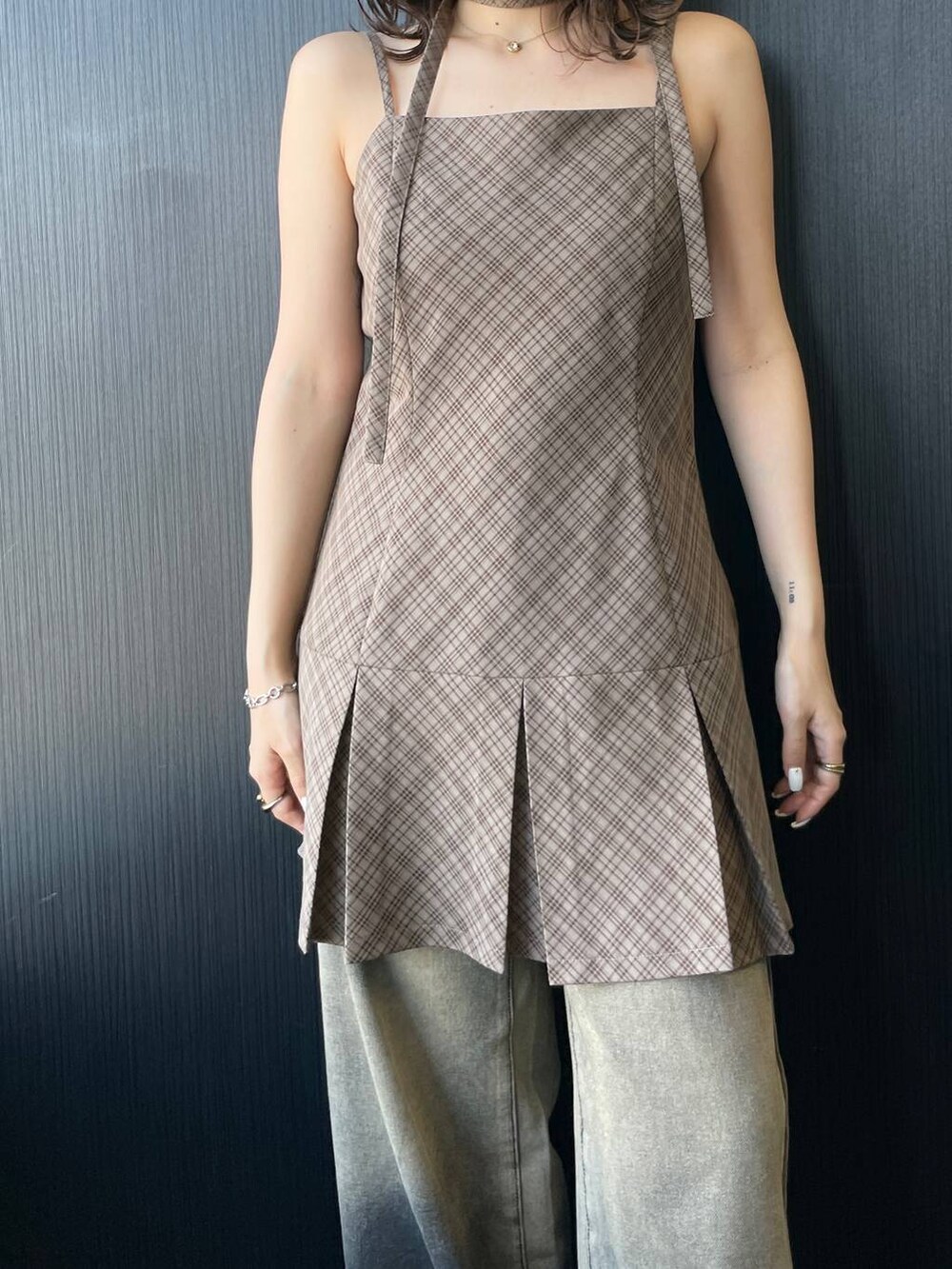 ブラック系のその他シューズ、ベージュ系のワンピース、ブラウン系のテーラードジャケットを着用したレディースの春コーディネートの6枚目の写真