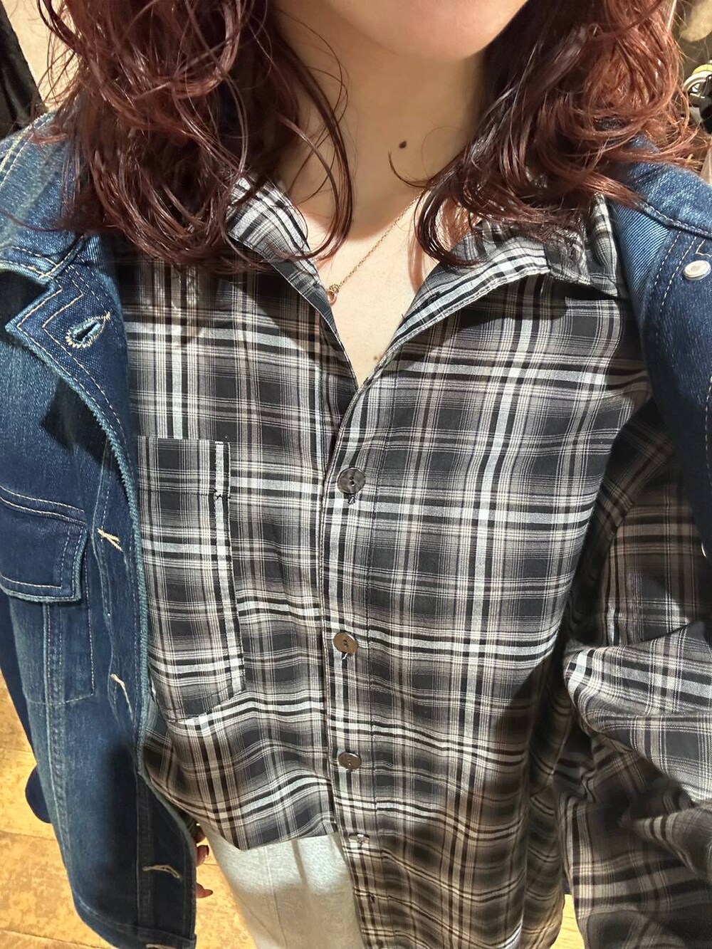 グレー系のスカート、ブルー系のブルゾン、ブルー系のワンピースを着用したレディースの冬コーディネートの5枚目の写真