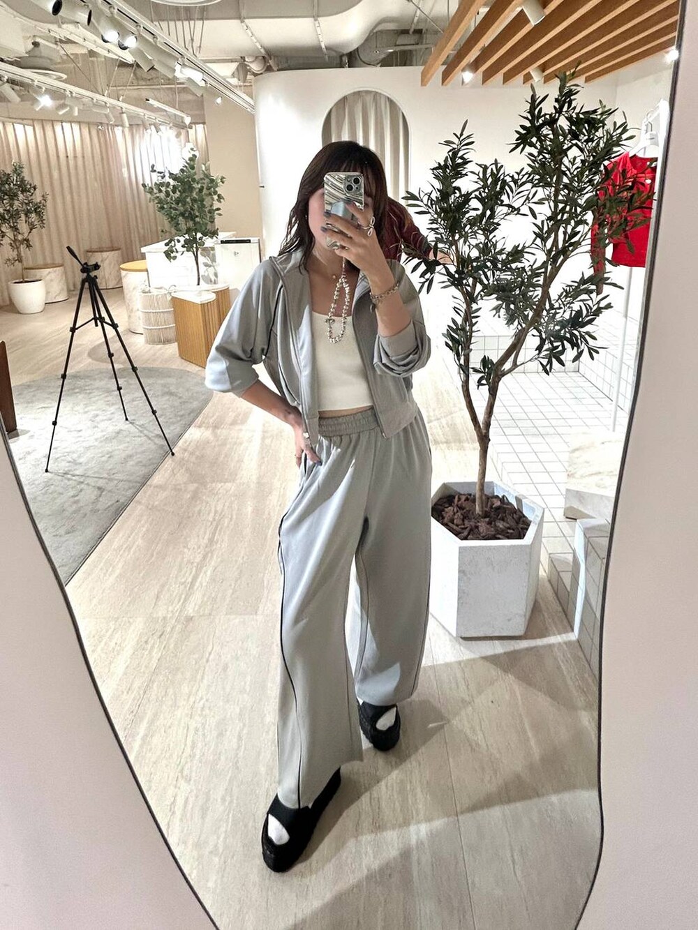 ホワイト系のキャミソール、グレー系のその他パンツ、グレー系のブルゾンを着用したレディースの秋コーディネートの3枚目の写真