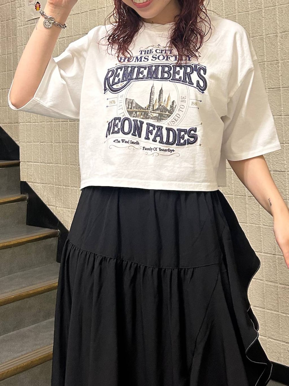 ブラック系のブーツ、ブラック系のスカート、ホワイト系のTシャツ/カットソーを着用したレディースの夏コーディネートの7枚目の写真