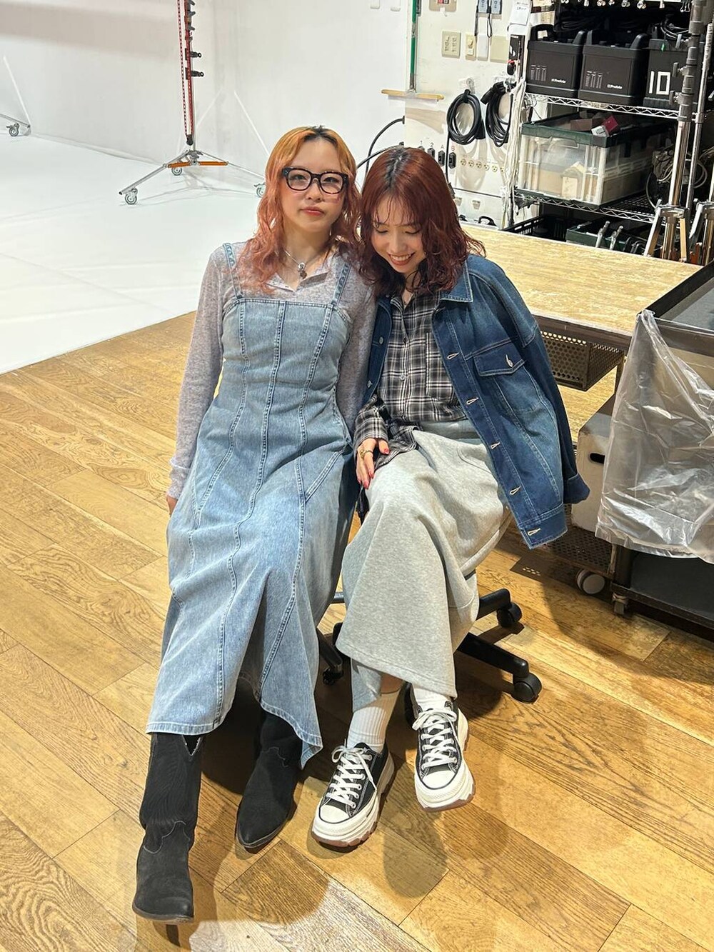 グレー系のスカート、ブルー系のブルゾン、ブルー系のワンピースを着用したレディースの冬コーディネートの2枚目の写真