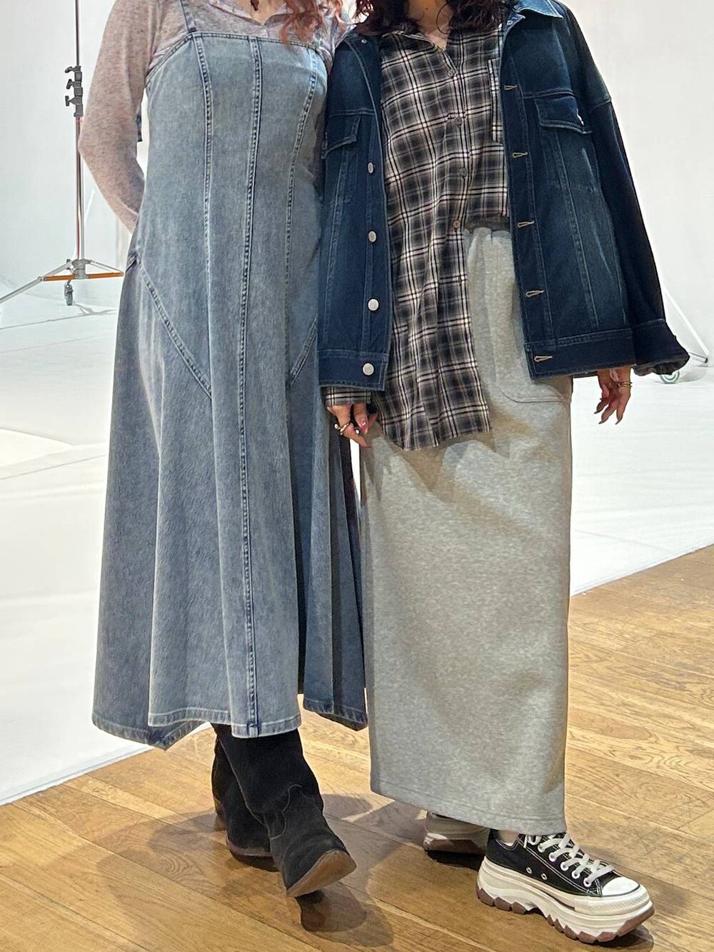 グレー系のスカート、ブルー系のブルゾン、ブルー系のワンピースを着用したレディースの冬コーディネートの4枚目の写真