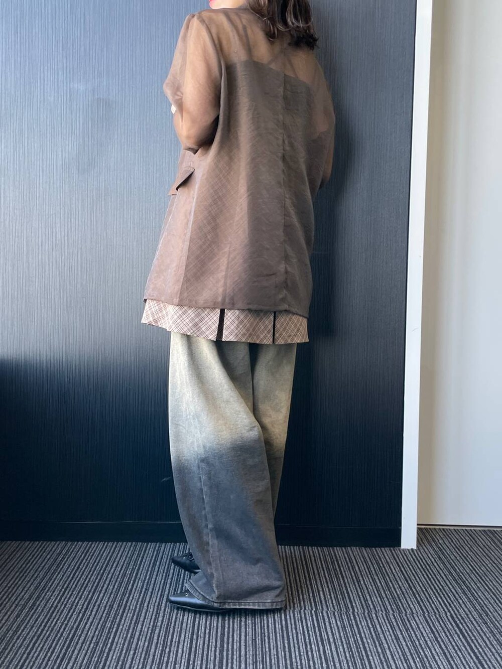 ブラック系のその他シューズ、ベージュ系のワンピース、ブラウン系のテーラードジャケットを着用したレディースの春コーディネートの4枚目の写真