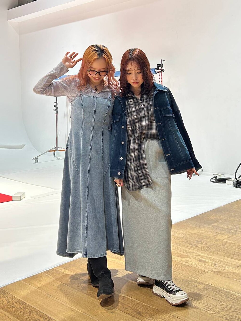 グレー系のスカート、ブルー系のブルゾン、ブルー系のワンピースを着用したレディースの冬コーディネートの3枚目の写真