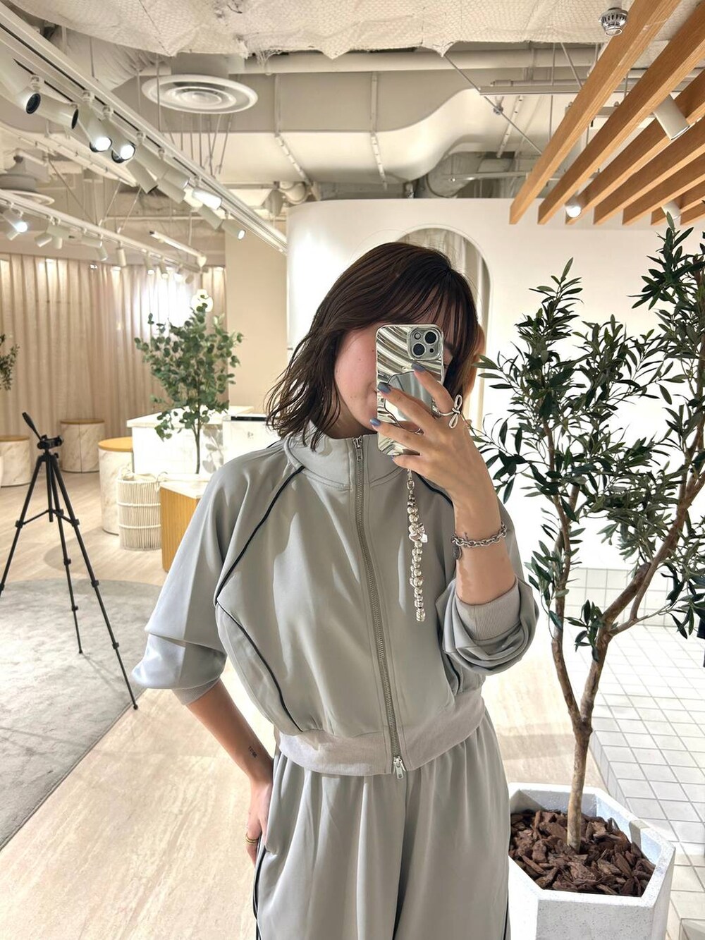 ホワイト系のキャミソール、グレー系のその他パンツ、グレー系のブルゾンを着用したレディースの秋コーディネートの2枚目の写真