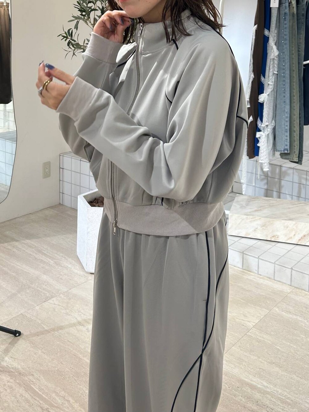 ホワイト系のキャミソール、グレー系のその他パンツ、グレー系のブルゾンを着用したレディースの秋コーディネートの4枚目の写真