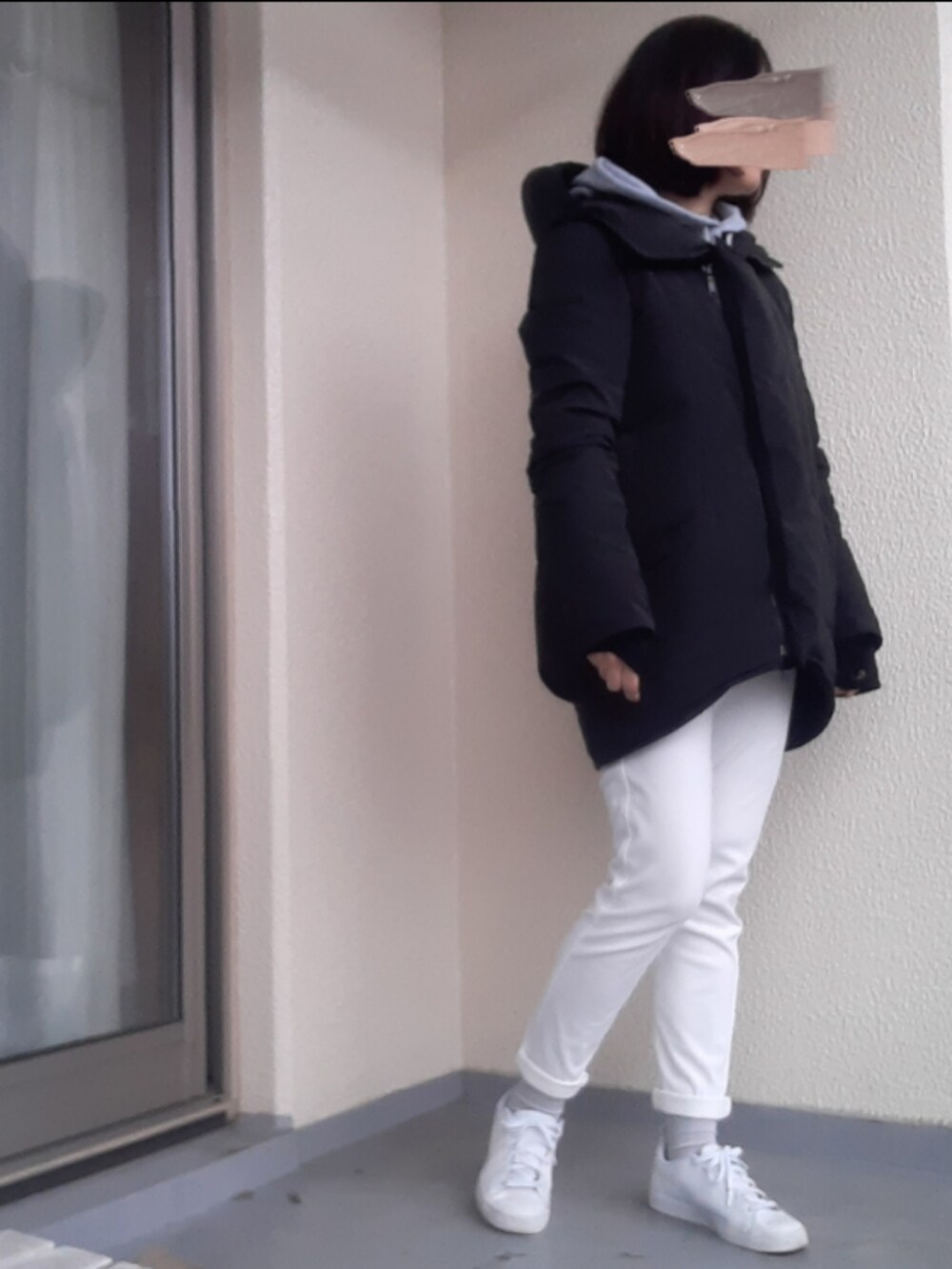 「スキニーパンツ、ホワイトパンツ」｜「SLYのアイテム（ダウンジャケット/コート、ブラック系）」を使った、jamさん（レディース・161cm）の冬コーディネートの2枚目の写真