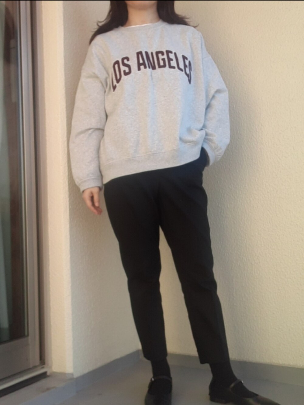 グリーン系のモッズコート、ブラック系のパンプス、ブラック系のパンツを着用したレディースの冬コーディネートの2枚目の写真