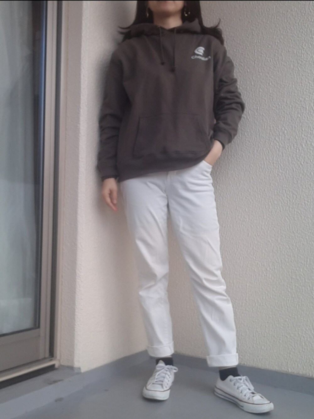 ホワイト系のスニーカー、ブラック系のMA-1、ホワイト系のデニムパンツを着用したレディースの冬コーディネートの2枚目の写真