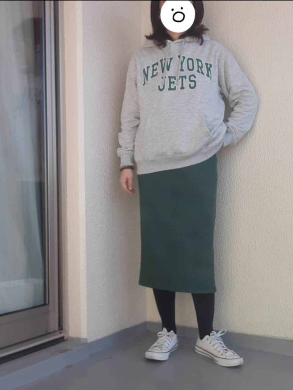 ブラック系のMA-1、グレー系のパーカー、グリーン系のスカートを着用したレディースの春コーディネートの2枚目の写真