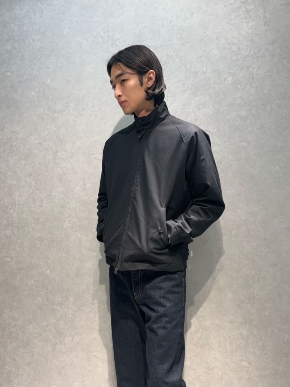 「TOMORROWLAND、トゥモローランド、BARACUTA、EDWIN、GLENROYAL、別注、ブルゾン、アーガイル柄、ニット、デニム、カジュアル」｜「TOMORROWLAND の【別注】EDWIN LOOSE STRAIGHT ワンウォッシュ デニムパンツ（デニムパンツ、ブルー系）」を使った、Isogai_TOMORROWLANDさん（メンズ・180cm）の春コーディネートの2枚目の写真