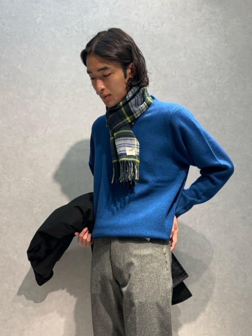 「TOMORROWLAND、トゥモローランド、TOMORROWLAND tricot、LOCHCAARRON of SCOTLAND、別注、wlanglar、ホースライディングコート、ワックスドコットン、ステンカラーコート、チェックマフラー、クルーネックニット、ブルー」｜「TOMORROWLAND のワックスドコットン ホースライディングコート（ダッフルコート、ブラック系）」を使った、Isogai_TOMORROWLANDさん（メンズ・180cm）の冬コーディネートの3枚目の写真
