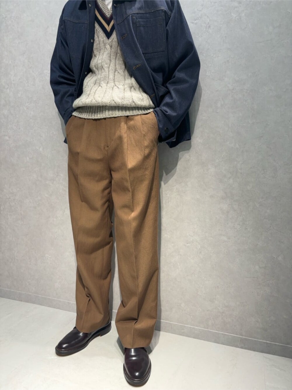 「TOMORROWLAND、トゥモローランド、caban、TOMORROWLAND PILGRIM、別注、クリケットセーター、デニムジャケット、カバーオール、ユニセックス、デニムシャツ」｜「TOMORROWLAND のコットンデニム ウエスタンシャツ（シャツ/ブラウス、ブルー系）」を使った、Isogai_TOMORROWLANDさん（メンズ・180cm）の秋コーディネートの4枚目の写真