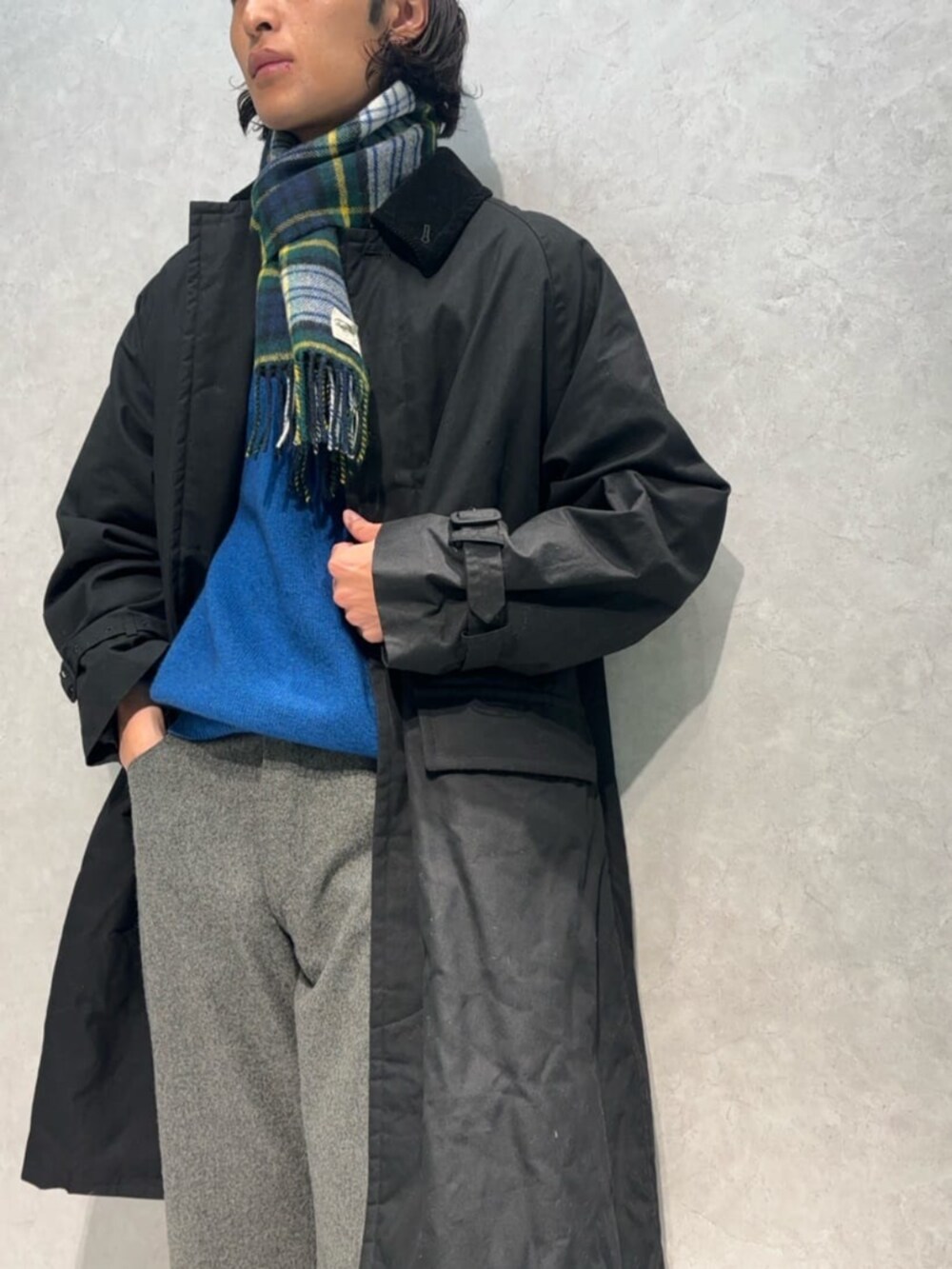 「TOMORROWLAND、トゥモローランド、TOMORROWLAND tricot、LOCHCAARRON of SCOTLAND、別注、wlanglar、ホースライディングコート、ワックスドコットン、ステンカラーコート、チェックマフラー、クルーネックニット、ブルー」｜「TOMORROWLAND のワックスドコットン ホースライディングコート（ダッフルコート、ブラック系）」を使った、Isogai_TOMORROWLANDさん（メンズ・180cm）の冬コーディネートの2枚目の写真