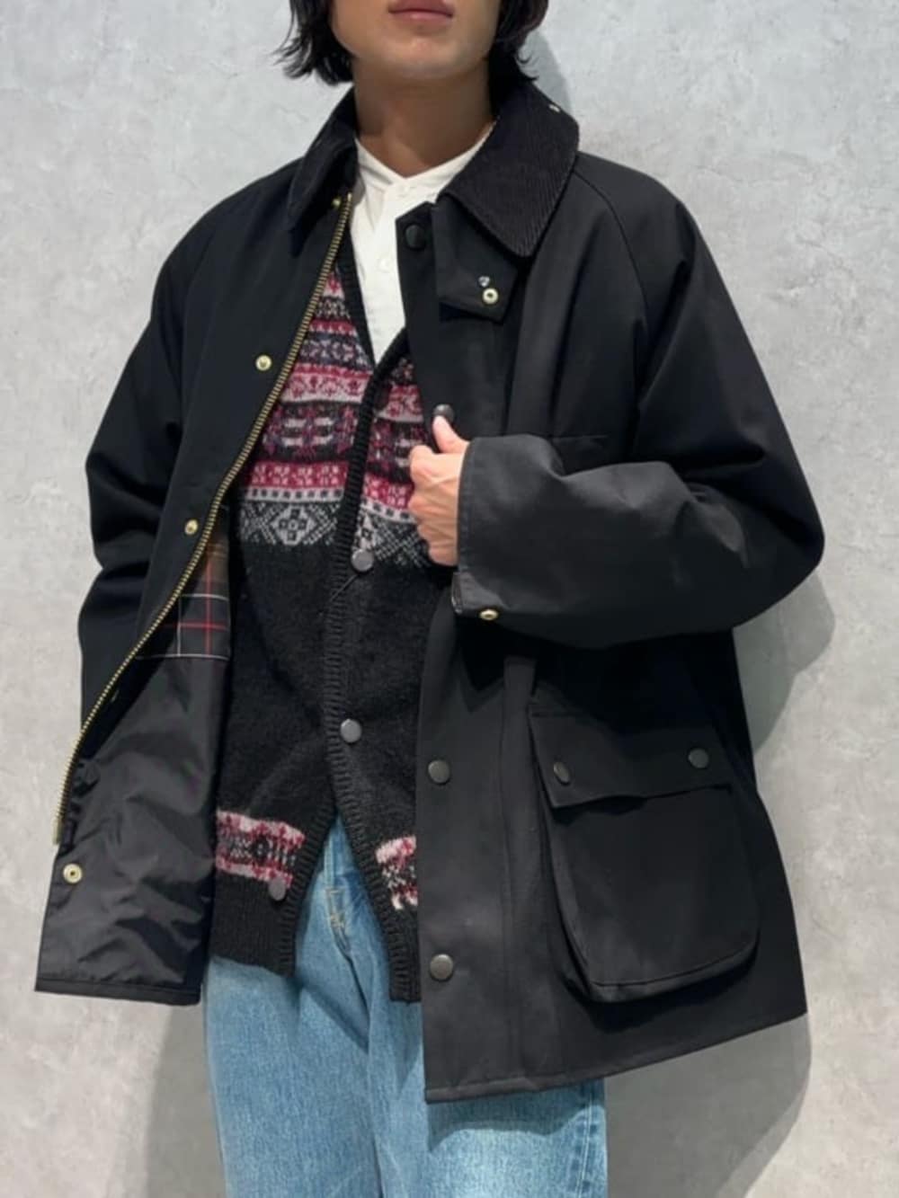 「TOMORROWLAND、トゥモローランド、barbour、BEDALE、TOMORROWLAND tricot、EDWIN、ブルゾン、別注、デニム、ジャカードニット、フェアアイル、カーディガン」｜「TOMORROWLAND の【別注】Barbour Bedale ウールコットン ブルゾン（ブルゾン、ブラック系）」を使った、Isogai_TOMORROWLANDさん（メンズ・180cm）の秋コーディネートの2枚目の写真