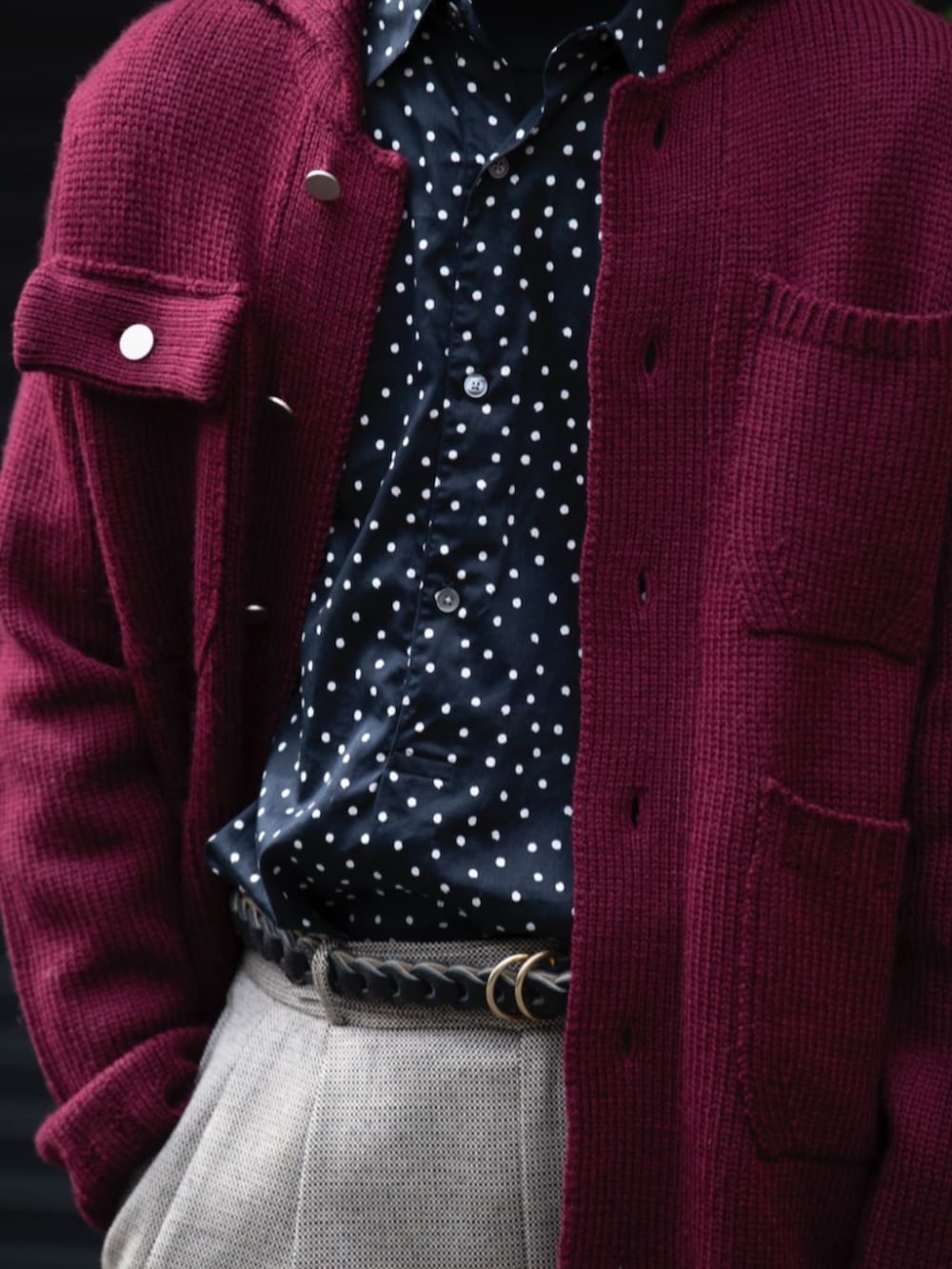 「TOMORROWLAND、TOMORROWLAND tricot、トゥモローランド、柄シャツ、ニットジャケット、ニットブルゾン、ボルドー、プリーツパンツ」｜「TOMORROWLAND のTOMORROWLAND tricot ハイランドウール ニットブルゾン（ニット/セーター、レッド系）」を使った、Isogai_TOMORROWLANDさん（メンズ・180cm）の秋コーディネートの2枚目の写真