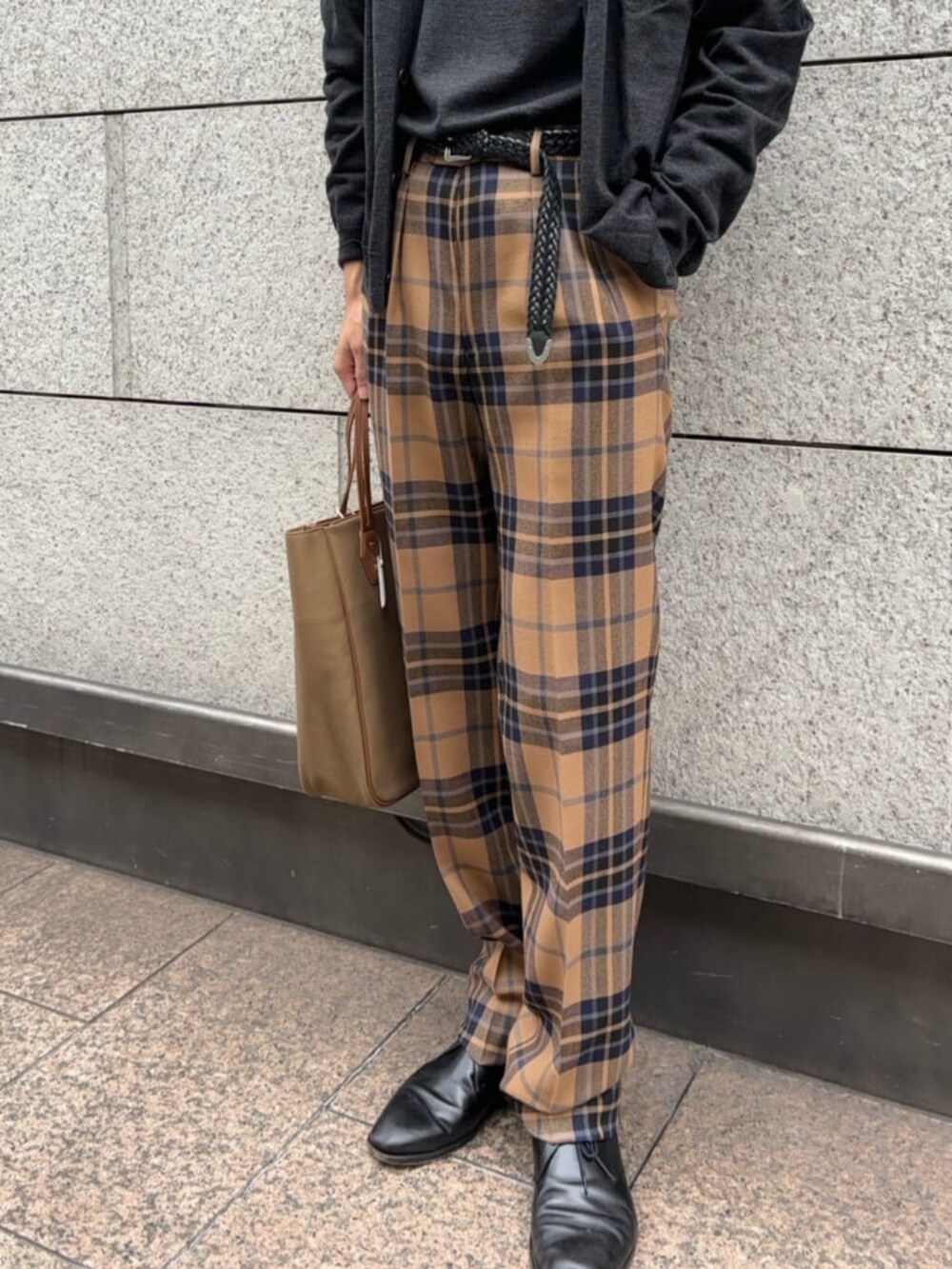 「TOMORROWLAND、トゥモローランド、TOMORROWLAND tricot、SegeN、カーディガン、クルーネックニット、アンサンブル、チェックパンツ、カジュアル」｜「TOMORROWLAND のTOMORROWLAND TRICOT スーパーファインメリノウール Vネックカーディガン（カーディガン/ボレロ、グレー系）」を使った、Isogai_TOMORROWLANDさん（メンズ・180cm）の秋コーディネートの3枚目の写真