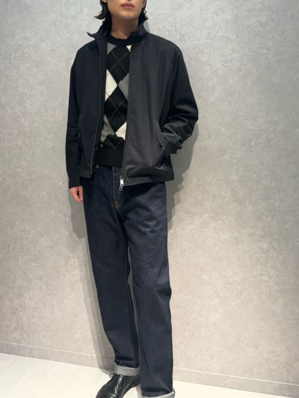 「TOMORROWLAND、トゥモローランド、BARACUTA、EDWIN、GLENROYAL、別注、ブルゾン、アーガイル柄、ニット、デニム、カジュアル」｜「TOMORROWLAND の【別注】EDWIN LOOSE STRAIGHT ワンウォッシュ デニムパンツ（デニムパンツ、ブルー系）」を使った、Isogai_TOMORROWLANDさん（メンズ・180cm）の春コーディネートの4枚目の写真