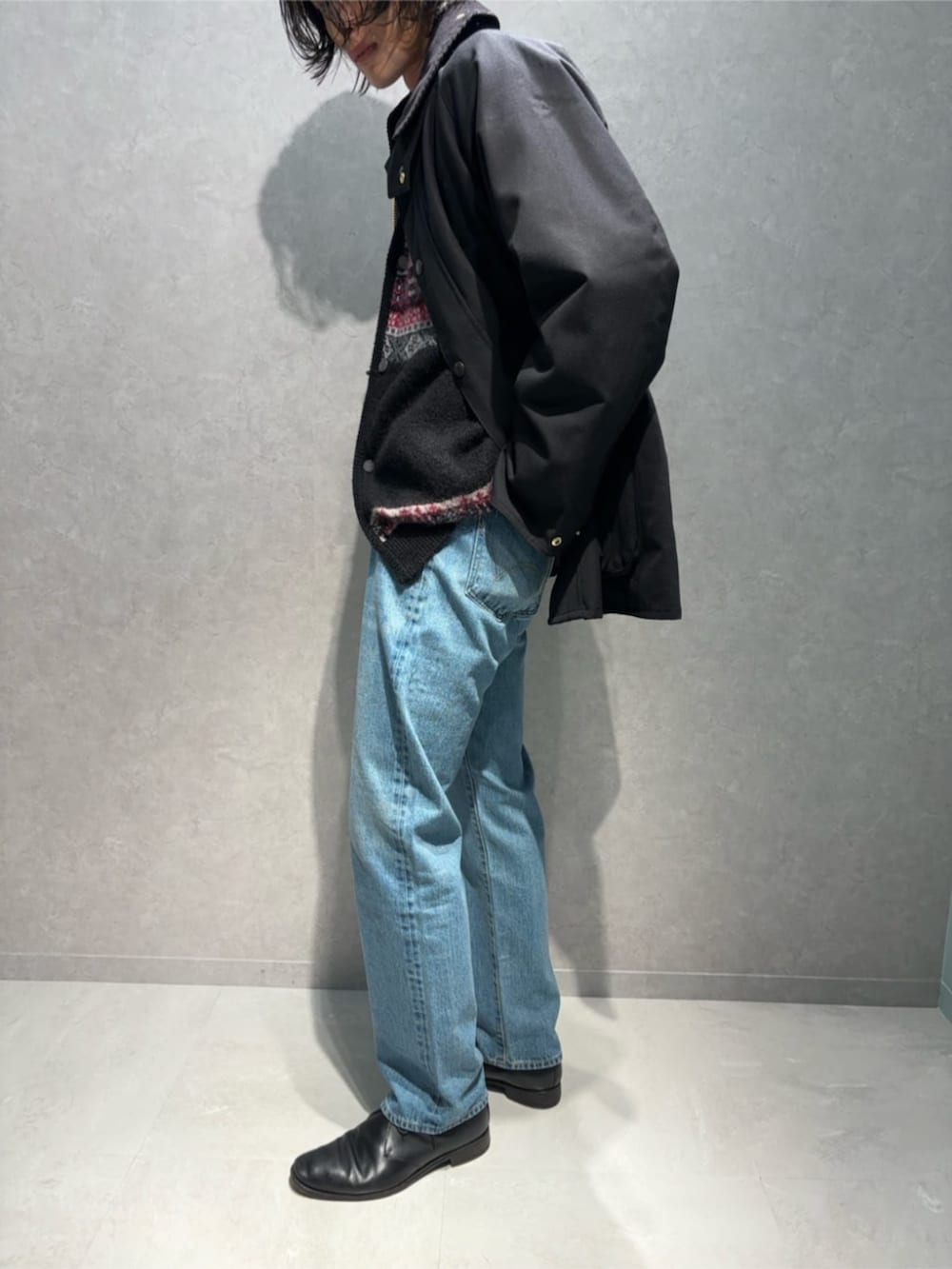 「TOMORROWLAND、トゥモローランド、barbour、BEDALE、TOMORROWLAND tricot、EDWIN、ブルゾン、別注、デニム、ジャカードニット、フェアアイル、カーディガン」｜「TOMORROWLAND の【別注】Barbour Bedale ウールコットン ブルゾン（ブルゾン、ブラック系）」を使った、Isogai_TOMORROWLANDさん（メンズ・180cm）の秋コーディネートの4枚目の写真