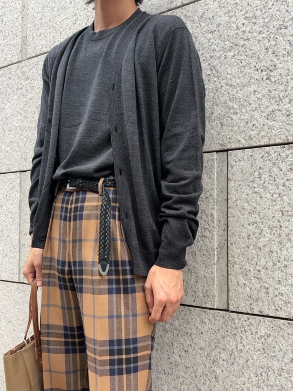 「TOMORROWLAND、トゥモローランド、TOMORROWLAND tricot、SegeN、カーディガン、クルーネックニット、アンサンブル、チェックパンツ、カジュアル」｜「TOMORROWLAND のTOMORROWLAND TRICOT スーパーファインメリノウール Vネックカーディガン（カーディガン/ボレロ、グレー系）」を使った、Isogai_TOMORROWLANDさん（メンズ・180cm）の秋コーディネートの2枚目の写真